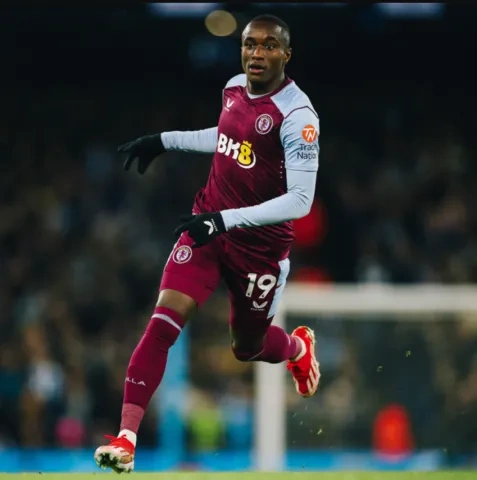 الفرنسي موسى ديابي لاعب أستون فيلا الإنجليزي