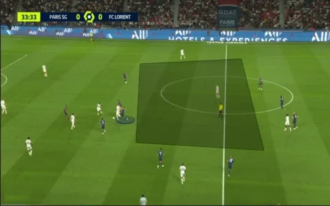 في سعيه لمطاردة الكرة والفوز بها يترك أوغارتي مركزه ومساحات خلفه