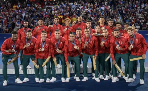 منتخب المغرب الأولمبي يحتفل بالميدالية البرونزية في دورة باريس 2024