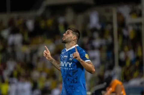 الصربي ألكسندر ميتروفيتش مهاجم نادي الهلال السعودي