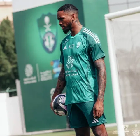 الإنجليزي إيفان توني يتألق في مباراة الأهلي ضد الشباب