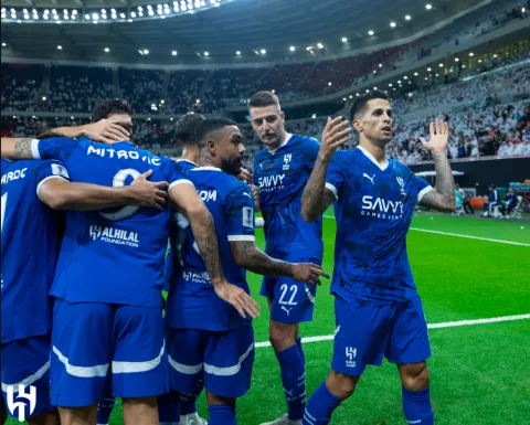 البرتغالي جواو كانسيلو محترف الهلال يحتفل بهدفه في شباك الريان