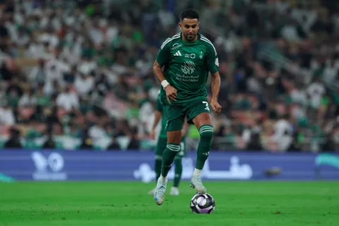 رياض محرز يرد على انتقادات جماهير الأهلي السعودي