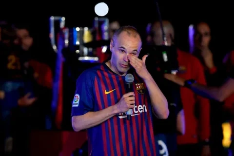 إنييستا خلال توديعه برشلونة.. لحظة فارقة في مشوار اللاعب