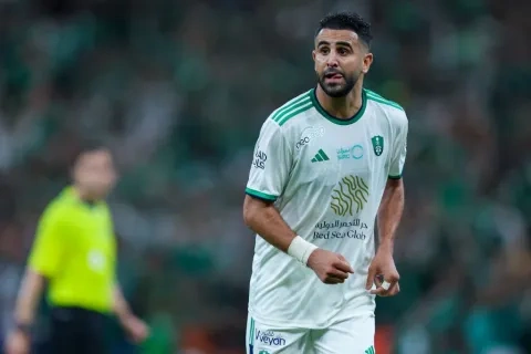 رياض محرز لاعب الأهلي السعودي 