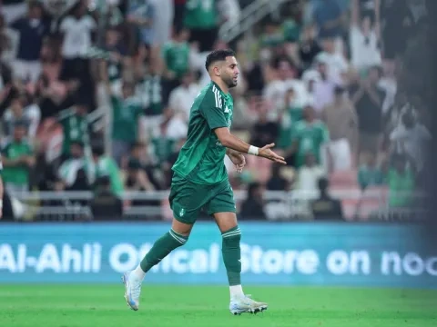 الجزائري رياض محرز محترف النادي الأهلي السعودي