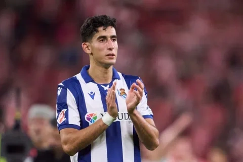 تألق نايف أكرد يثير اهتمام المسؤولين في مانشستر يونايتد