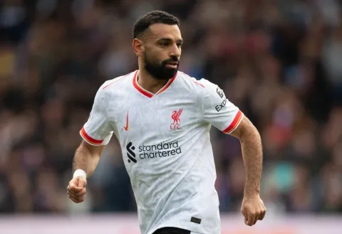 عائق وعلاقة جيدة.. هل ينتقل النجم المصري محمد صلاح إلى باريس سان جيرمان الفرنسي في صفقة مجانية؟