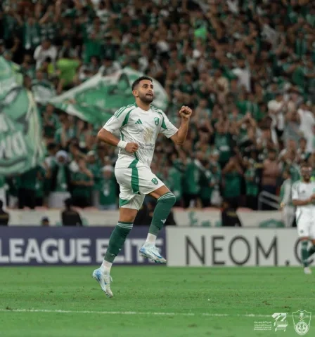 الجزائري رياض محرز محترف النادي الأهلي السعودي