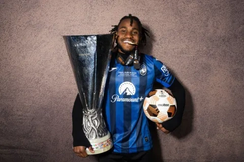 لوكمان مع كأس الدوري الأوروبي وكرة الهاتريك