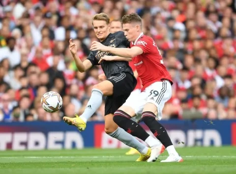 من مواجهة سابقة جمعت العملاقين أرسنال ومانشستر يونايتد (Getty)