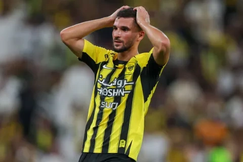 عوار يغيب عن قمة الاتحاد والشباب ويورط مدربه بلان