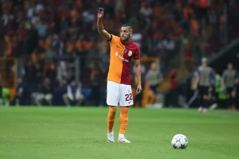 النجم المغربي حكيم زياش لاعب غلطة سراي التركي لكرة القدم