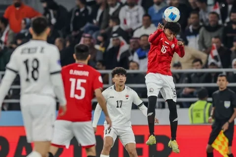 عمر جولان لاعب اليمن (يمين) يُبعد الكرة قبل أن تصل إلى لاعبي العراق (winwin)