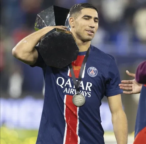 أشرف حكيمي لاعب باريس سان جيرمان