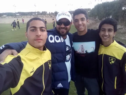 عمر مرموش بجانب زملائه بفريق وادي جدلة مواليد 1999