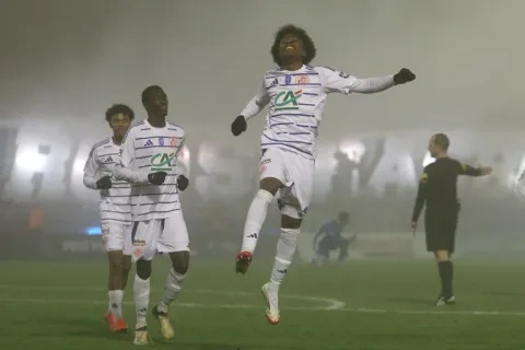 لاعب خط الوسط الفرنسي ريان ميسي صاحب القميص رقم 11 في ستراسبورغ يحتفل بعد تسجيله هدفًا في مباراة كأس فرنسا ضد إي آس ثون