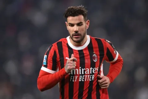 ثيو هيرنانديز لاعب ميلان