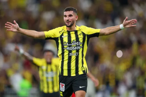 3 أندية تراقب نجم الجزائر.. حسام عوار يقترب من العودة إلى أوروبا