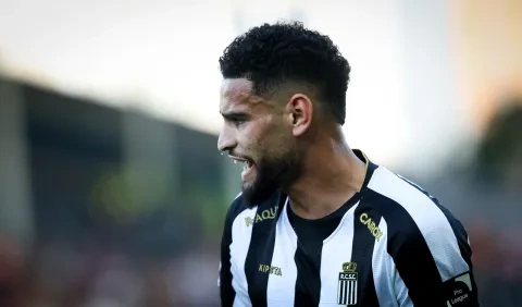 لاعب منتخب الجزائر وشارلروا البلجيكي آدم زرقان