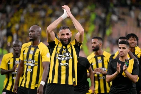 كريم بنزيما يحتفل مع لاعبي الاتحاد بالفوز على الهلال