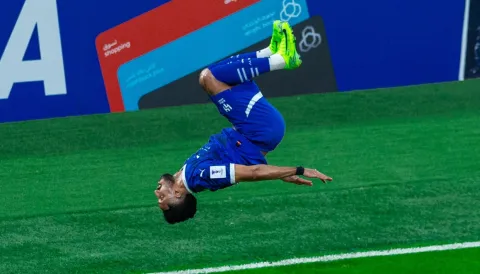 من احتفال الدولي السعودي سالم الدوسري قائد الهلال خلال مباراة بيرسبوليس (X:Alhilal_FC)