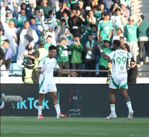 إيفان توني يحتفل بهدفه في مباراة ضمك ضد الأهلي