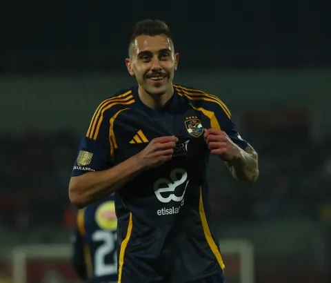 السلوفيني نيجك غراديشار مهاجم الأهلي الجديد يواصل تألقه بقميص الفريق (winwin)