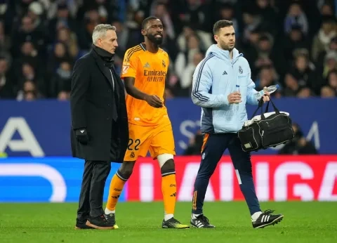 لحظة مغادرة أنطونيو روديغر ملعب المباراة متأثرًا بإصابته (Getty)