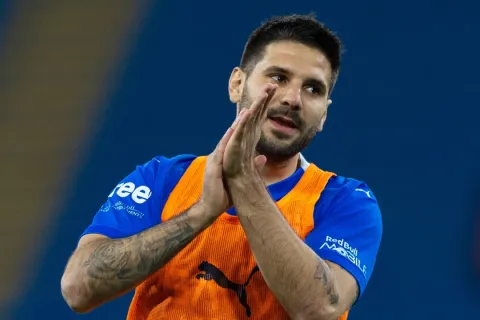 مسيرة الصربي ألكسندر ميتروفيتش تنتهي مع نادي الهلال السعودي