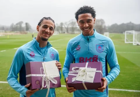 حنبعل المجبري يتلقى هدية من بيرنلي