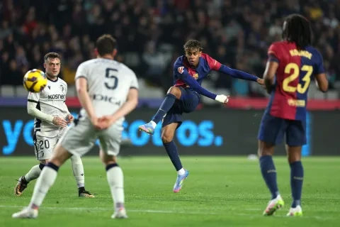 برشلونة يهزم أوساسونا وينفرد بصدارة الدوري الإسباني