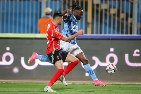 فيستون مايلي مهاجم بيراميدز في مواجهة سابقة أمام الأهلي