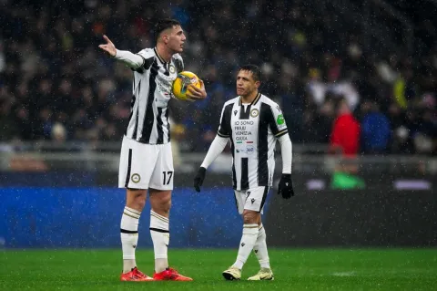 الإيطالي لورينزو لوكا مهاجم أودينزي (Getty)