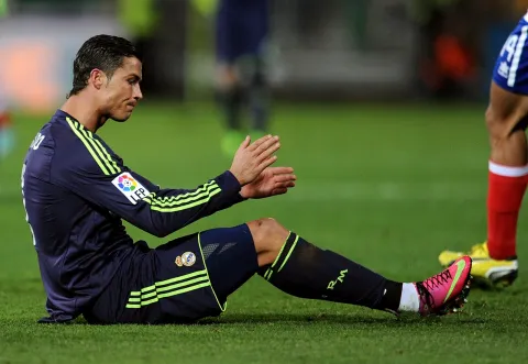 رونالدو خلال مباراة غرناطة (2013) وهو يشعر بالحسرة عقب خسارة فريقه بهدف سجله بالخطأ