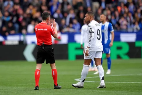 طرد مبابي يضع ريال مدريد في مأزق أمام ديبورتيفو ألافيس في الدوري الإسباني