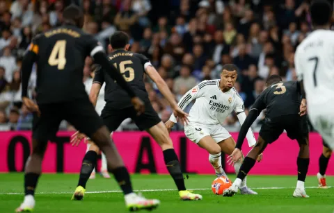 ريال مدريد يخسر أمام فالنسيا بهدف لاثنين ضمن الجولة الـ30 من بطولة الدوري الإسباني لكرة القدم