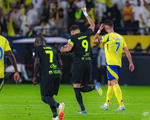 مهاجم الاتحاد كريم بنزيما يحتفل بهدفه في شباك النصر بقيادة كريستيانو رونالدو (Getty)