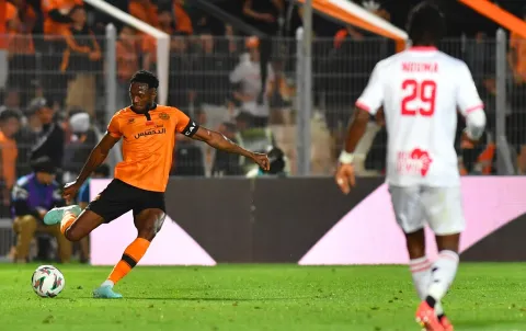 نهضة بركان يتوج بلقب الكونفدرالية