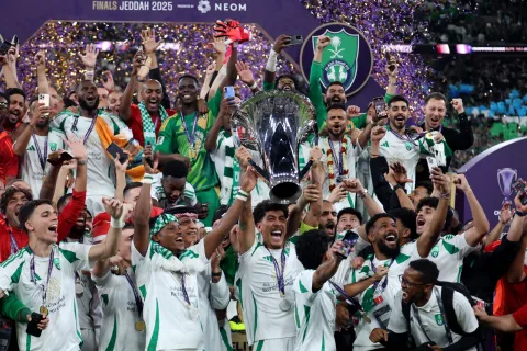 من مراسم تتويج الأهلي السعودي بلقب دوري أبطال آسيا للنخبة لكرة القدم هذا الموسم