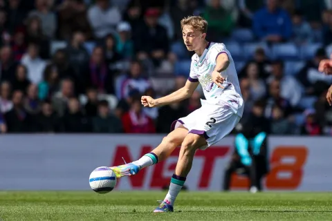 دين هويسن مدافع بورنموث