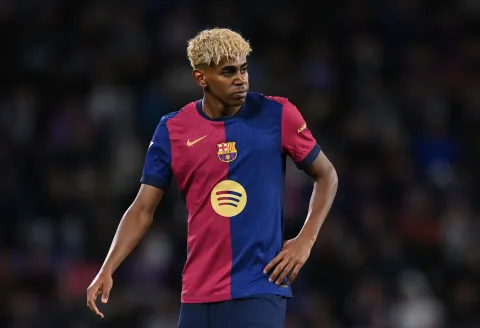 لامين يامال يمنح نيمار دا سيلفا قميص برشلونة