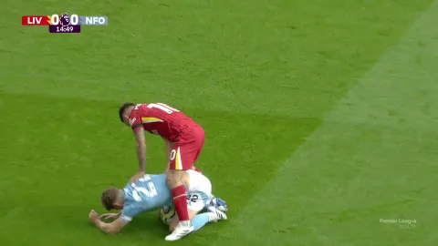 لاعب نوتنغهام ييتس يُطارد من قِبل لويس دياز