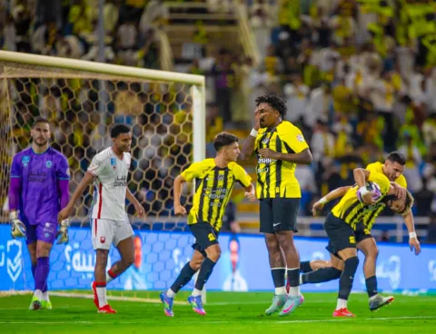 لقطة من مباراة الاتحاد والرائد في دوري روشن السعودي