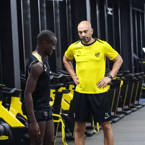 لابريس اخصائي العلاج الطبيعي في الاتحاد السعودي مع اللاعب الفرنسي موسى ديابي