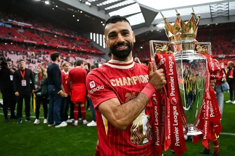 نجم ليفربول محمد صلاح محتفلا بلقب البريميرليغ 2024-25 