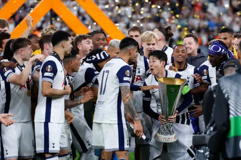 من تتويج توتنهام هوتسبير بلقب الدوري الأوروبي 2024-25 