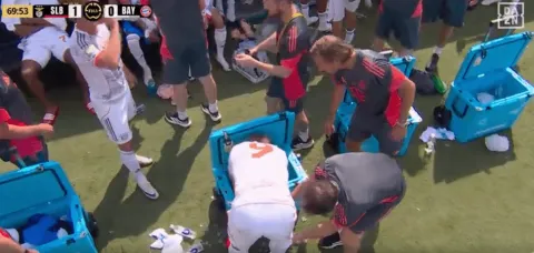 كين يغمس رأسه في دلو من الثلج