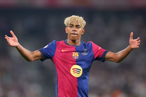 لامين يامال يتواجد ضمن قوائم المرشحين للفوز بجائزة الكرة الذهبية