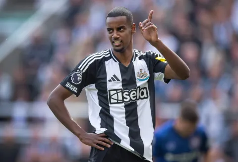 مفاجأة مدوية.. كيف ضيع برشلونة فرصة التعاقد مع إيزاك؟